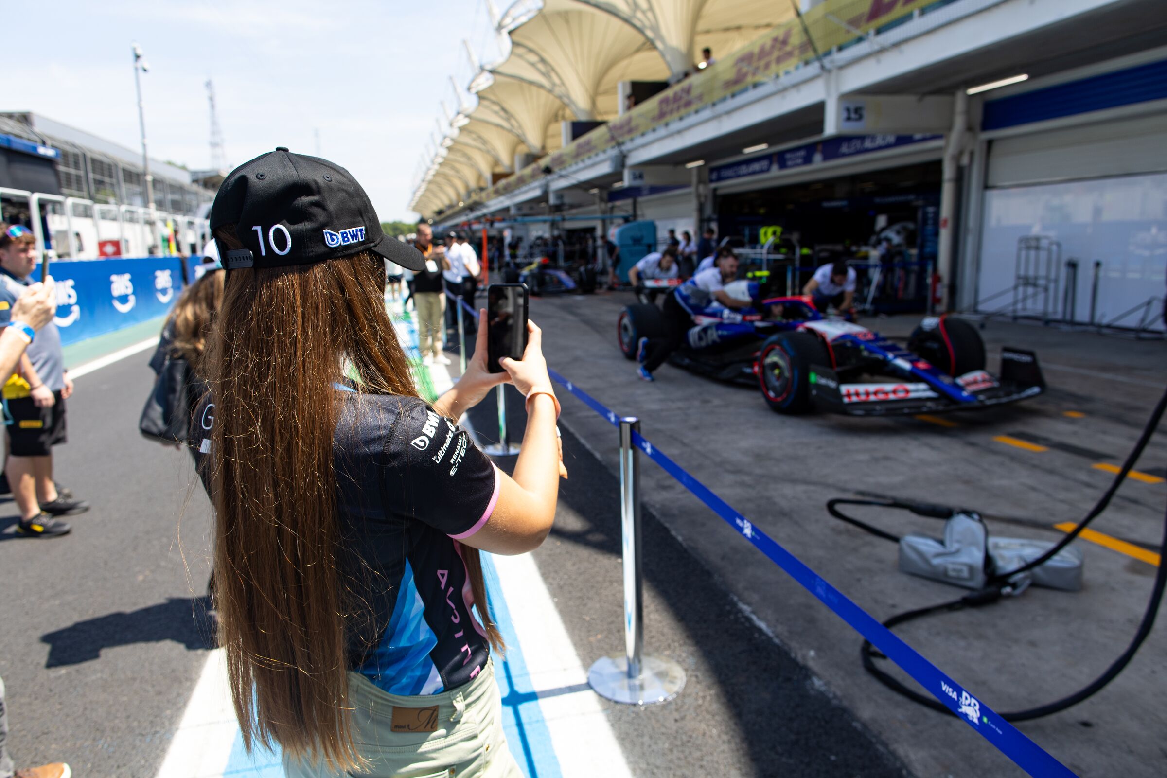 Exclusive Aramco F1® Pit Lane Walk Inclusion